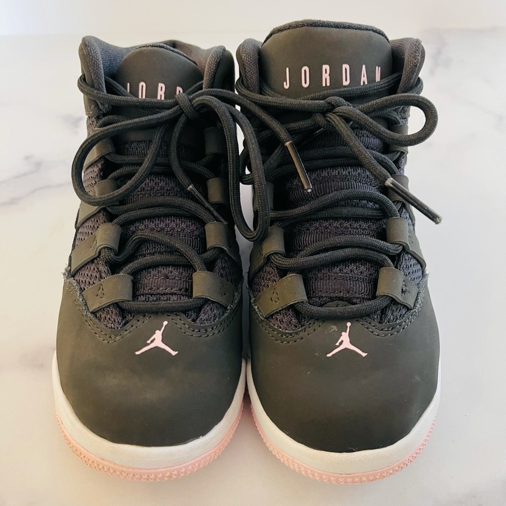 Nike Jordans Max Aura Size 11 - White Pink Grey